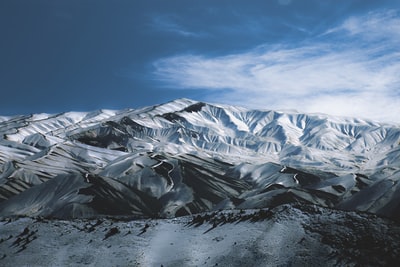 白昼蓝天雪山